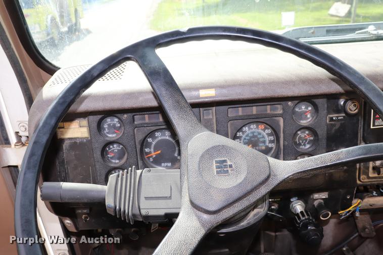 image for item DQ9376 1982 International S1900 tanker fire truck