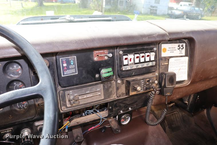 image for item DQ9376 1982 International S1900 tanker fire truck