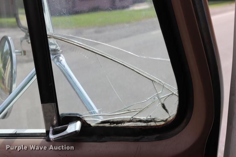 image for item DQ9376 1982 International S1900 tanker fire truck