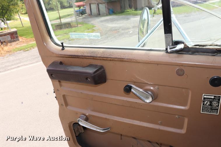 image for item DQ9376 1982 International S1900 tanker fire truck