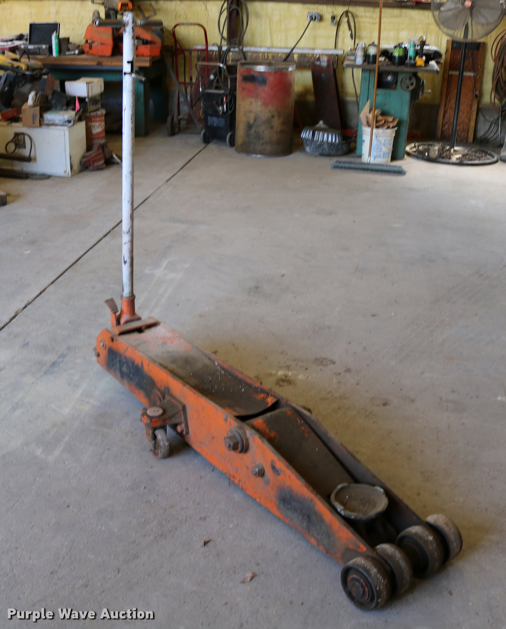 Astroline floor jack in Lincoln, KS Item DM9281 sold Purple Wave