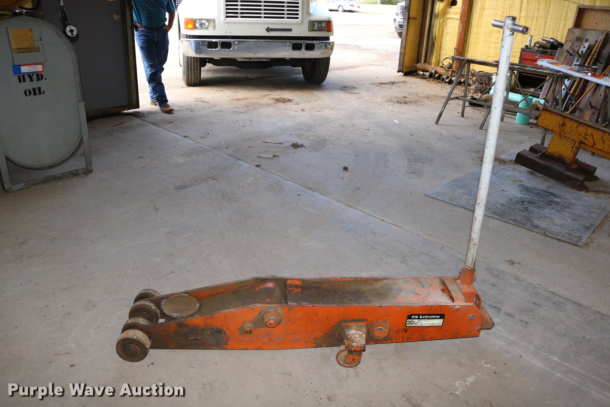 Astroline floor jack in Lincoln, KS Item DM9281 sold Purple Wave