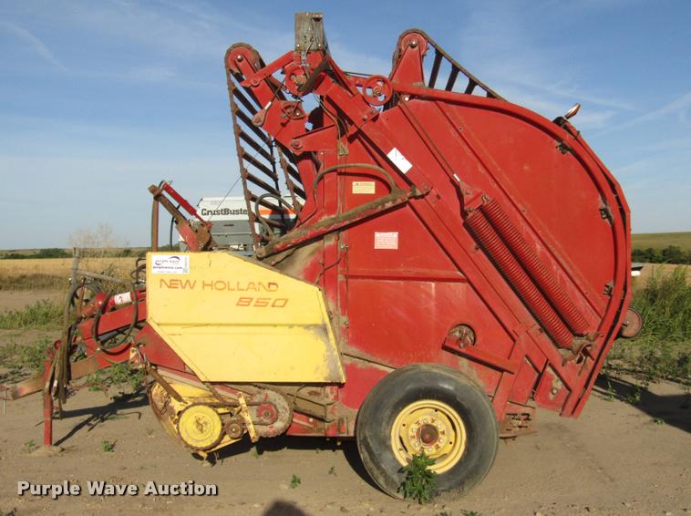 image for item DA3125 New Holland 850 round baler
