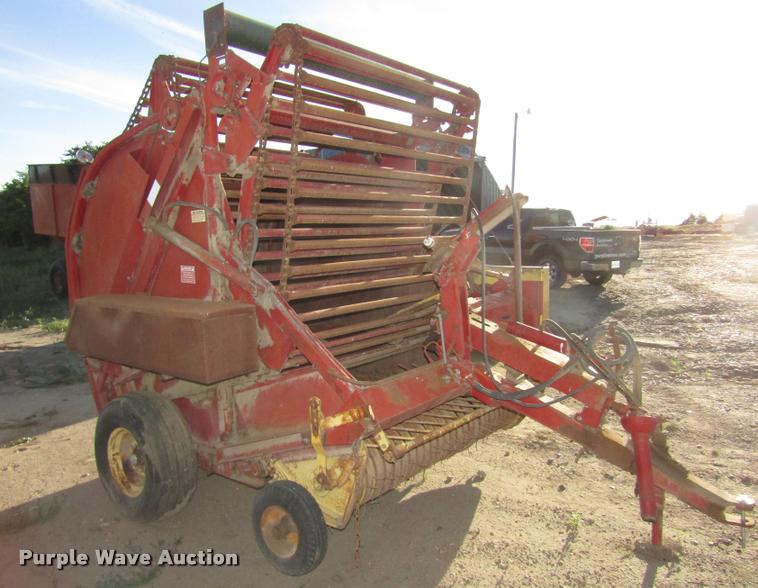 image for item DA3125 New Holland 850 round baler