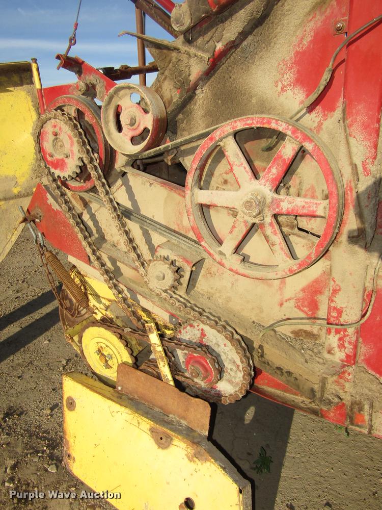 image for item DA3125 New Holland 850 round baler