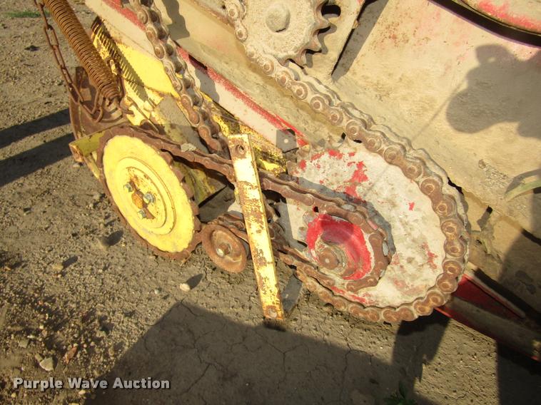 image for item DA3125 New Holland 850 round baler