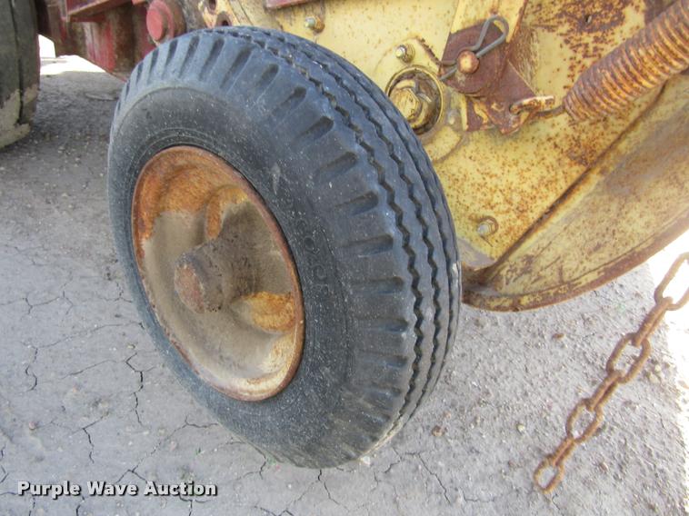 image for item DA3125 New Holland 850 round baler