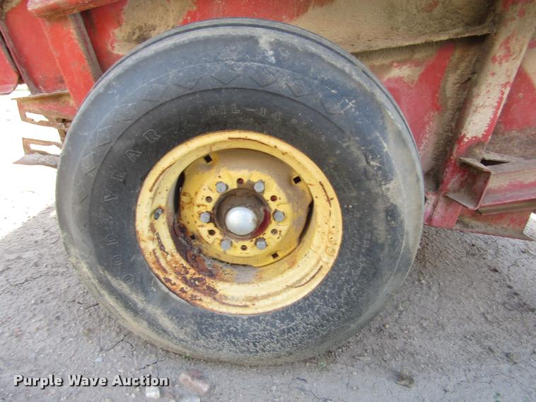 image for item DA3125 New Holland 850 round baler