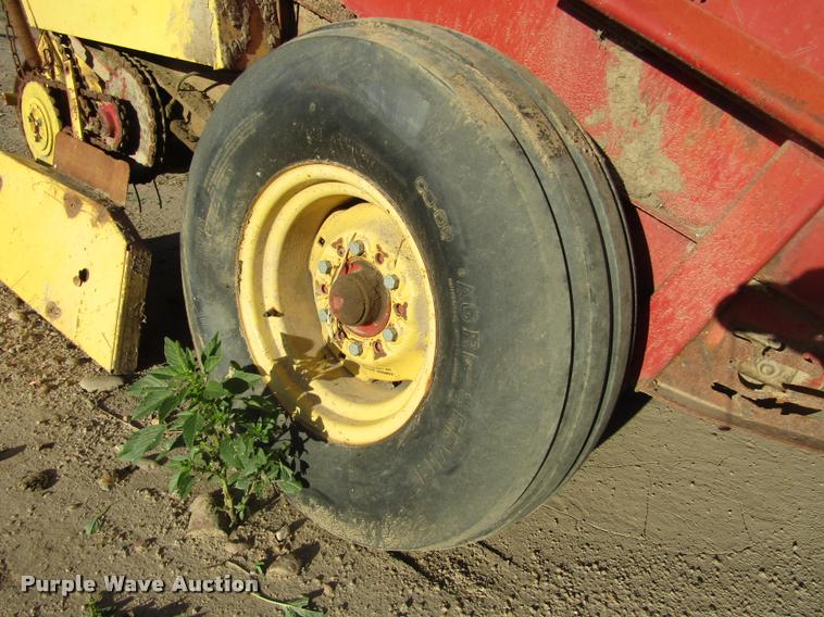 image for item DA3125 New Holland 850 round baler