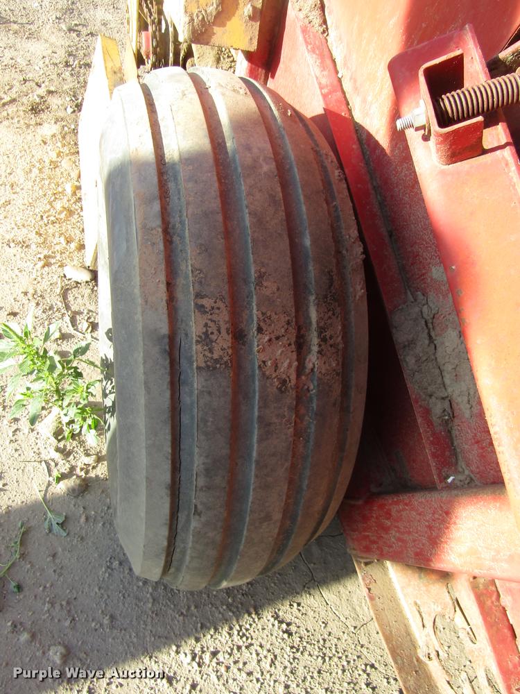 image for item DA3125 New Holland 850 round baler