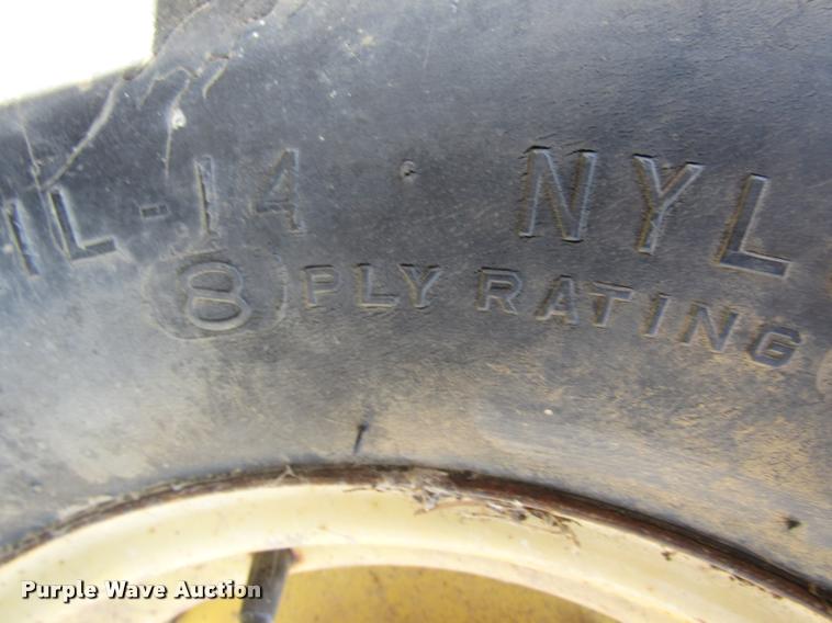 image for item DA3125 New Holland 850 round baler