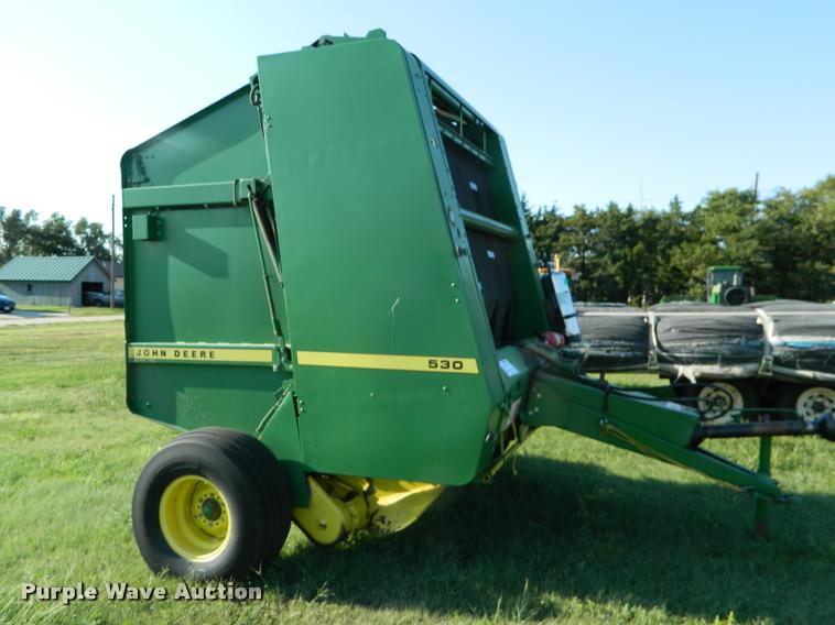 image for item DB1131 1988 John Deere 530 round baler