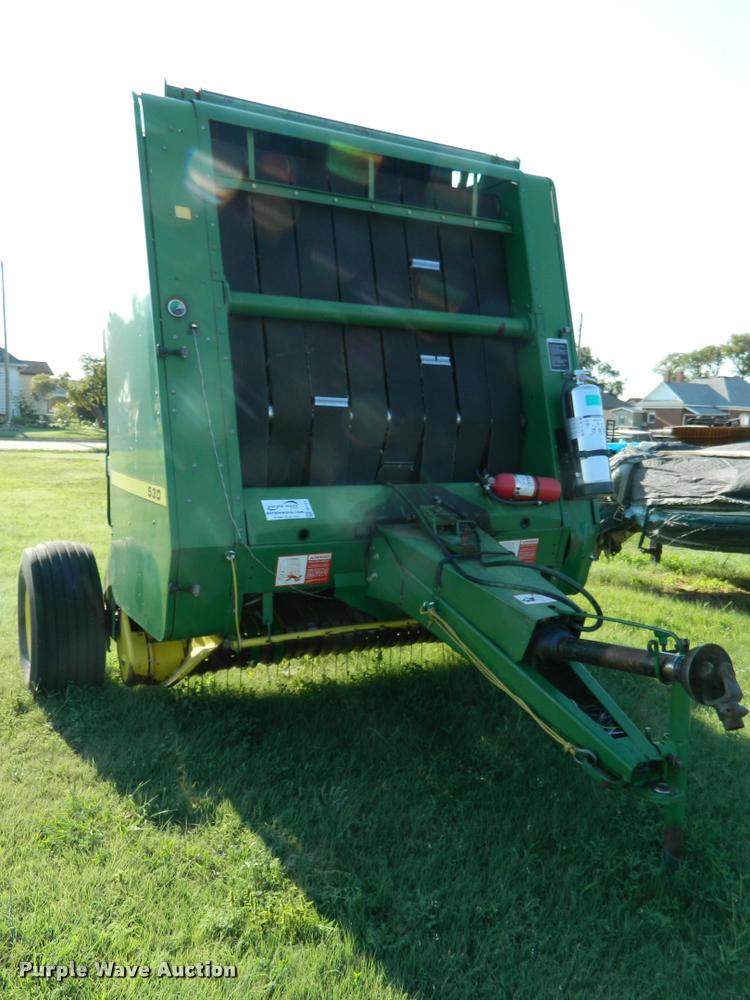 image for item DB1131 1988 John Deere 530 round baler