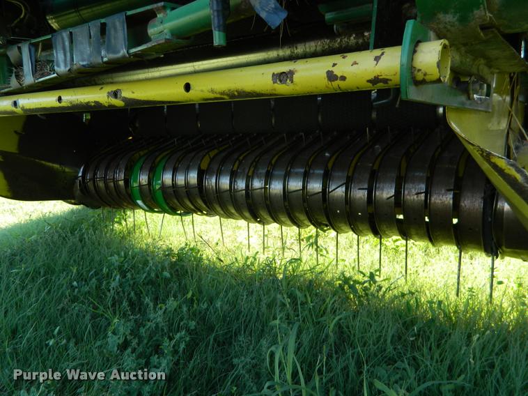 image for item DB1131 1988 John Deere 530 round baler