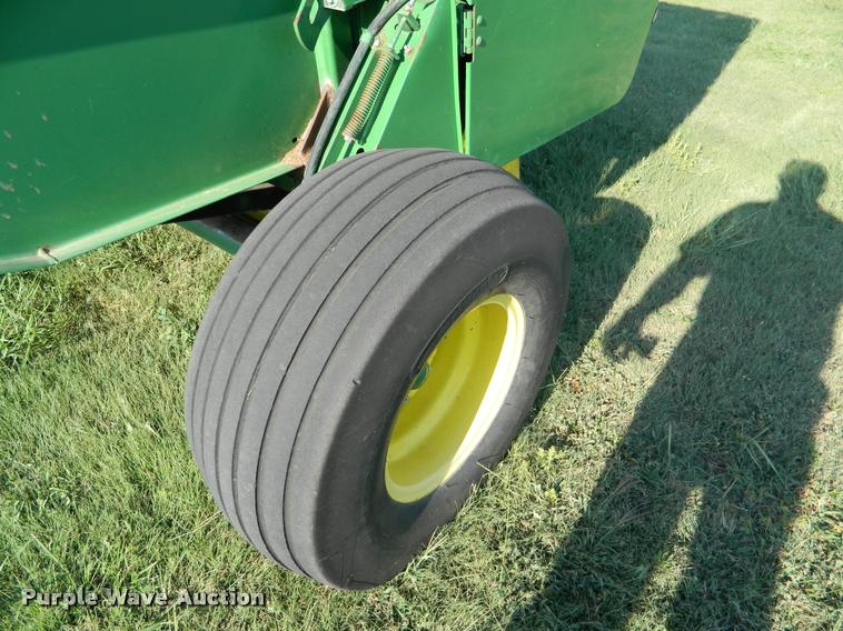 image for item DB1131 1988 John Deere 530 round baler
