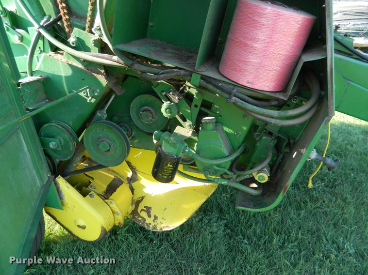 image for item DB1131 1988 John Deere 530 round baler
