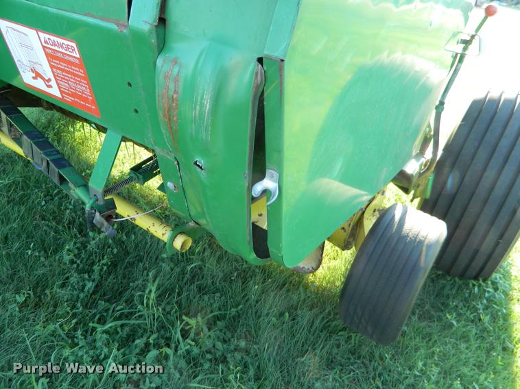 image for item DB1131 1988 John Deere 530 round baler