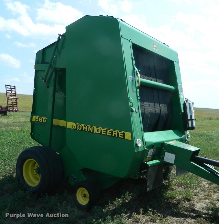 image for item DB1135 1997 John Deere 566 round baler