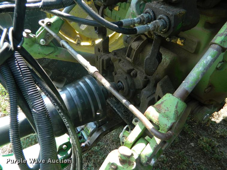 image for item DB1135 1997 John Deere 566 round baler