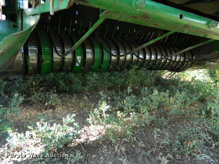 image for item DB1135 1997 John Deere 566 round baler