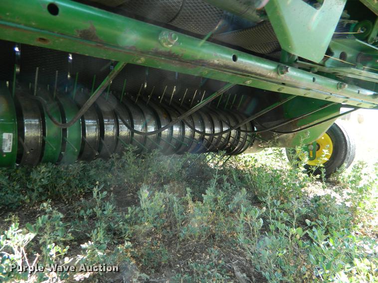 image for item DB1135 1997 John Deere 566 round baler
