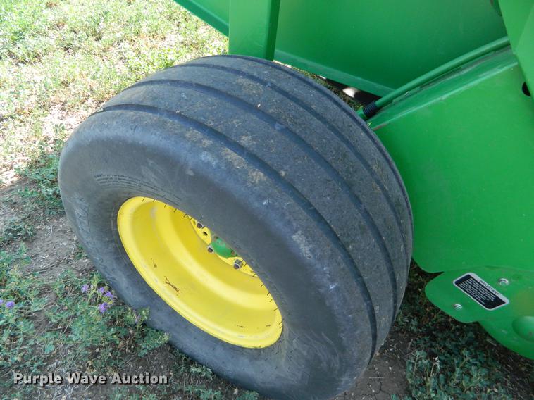 image for item DB1135 1997 John Deere 566 round baler