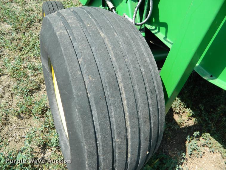 image for item DB1135 1997 John Deere 566 round baler