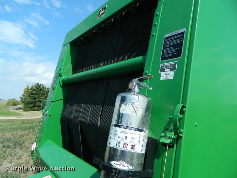 image for item DB1135 1997 John Deere 566 round baler