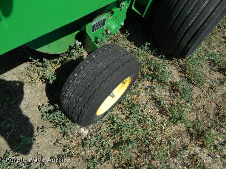 image for item DB1135 1997 John Deere 566 round baler