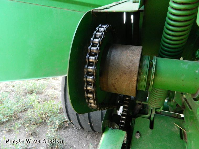 image for item DB1135 1997 John Deere 566 round baler