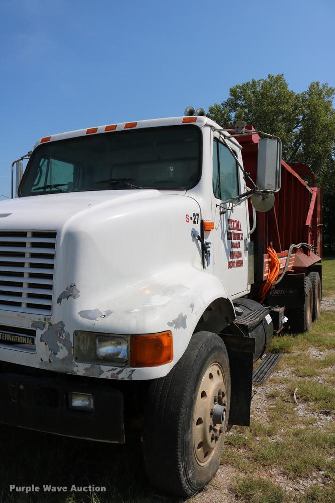 image for item DB4141 1997 International 8100 manure spreader truck