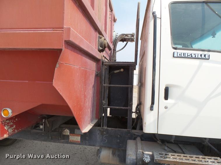 image for item DC3872 1998 Ford LT8513 Louisville 113 feed truck