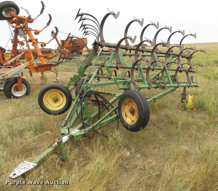 image for item DC3880 John Deere FF100H field cultivator