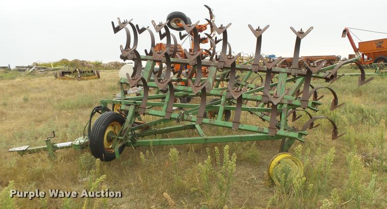 image for item DC3880 John Deere FF100H field cultivator