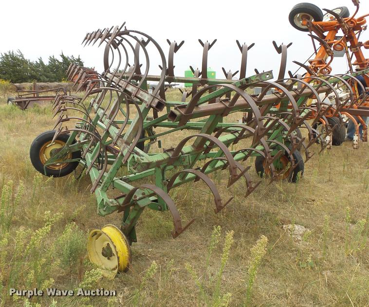 image for item DC3880 John Deere FF100H field cultivator