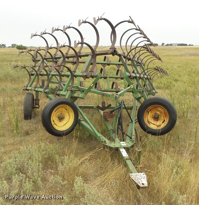 image for item DC3880 John Deere FF100H field cultivator