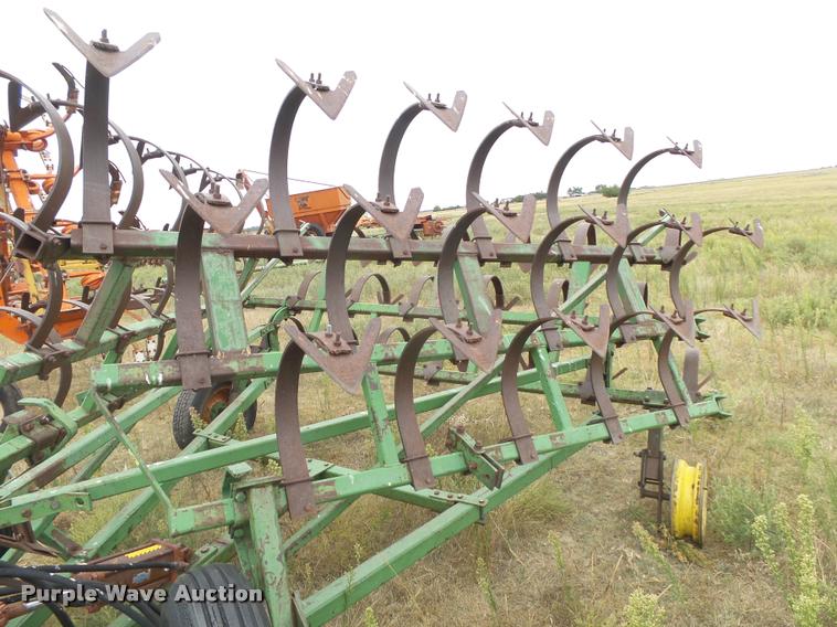 image for item DC3880 John Deere FF100H field cultivator