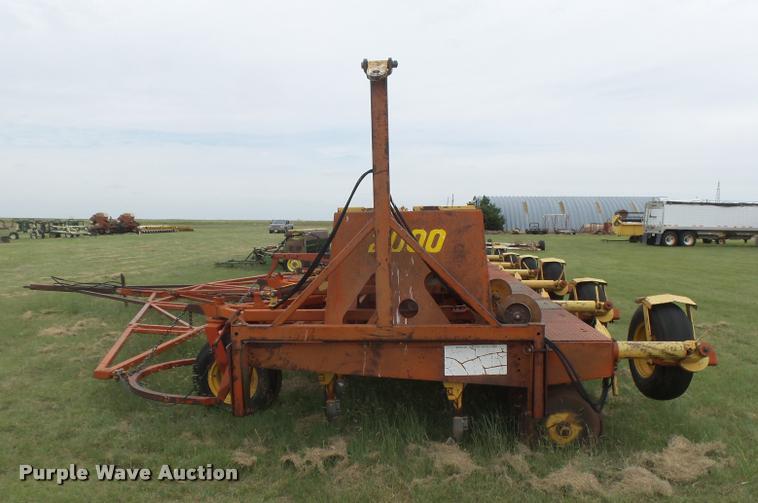 image for item DC3911 1981 Versatile Noble 2000 hoe grain drill