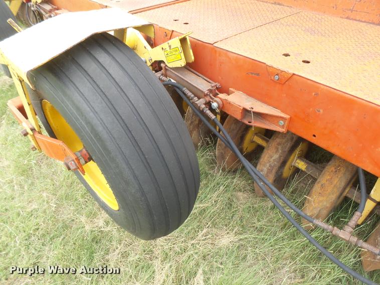 image for item DC3911 1981 Versatile Noble 2000 hoe grain drill