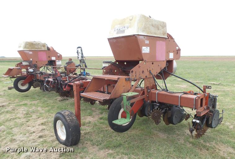 image for item DC3918 (2) International 500 no-till planter