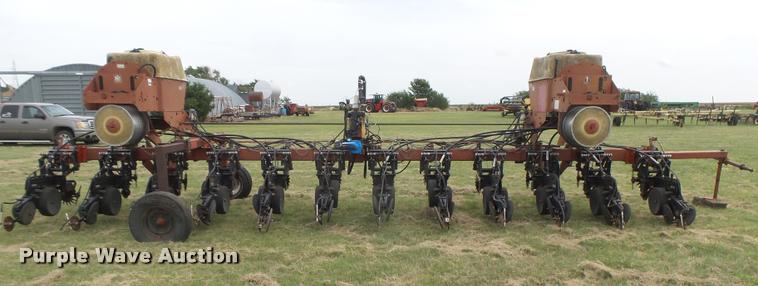 image for item DC3918 (2) International 500 no-till planter
