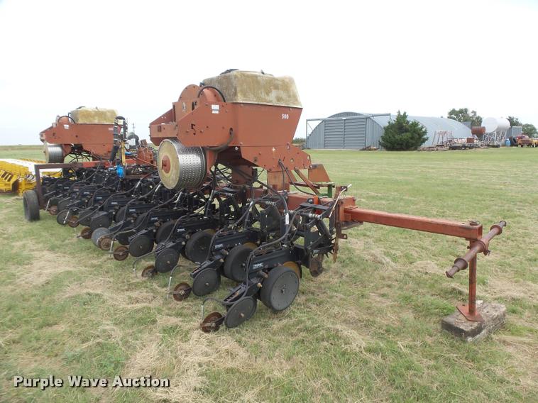 image for item DC3918 (2) International 500 no-till planter