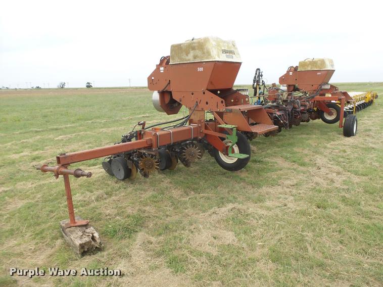 image for item DC3918 (2) International 500 no-till planter