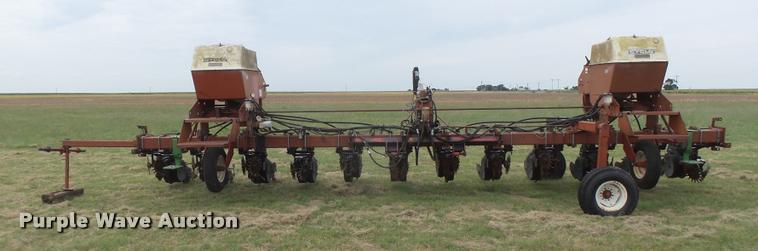 image for item DC3918 (2) International 500 no-till planter
