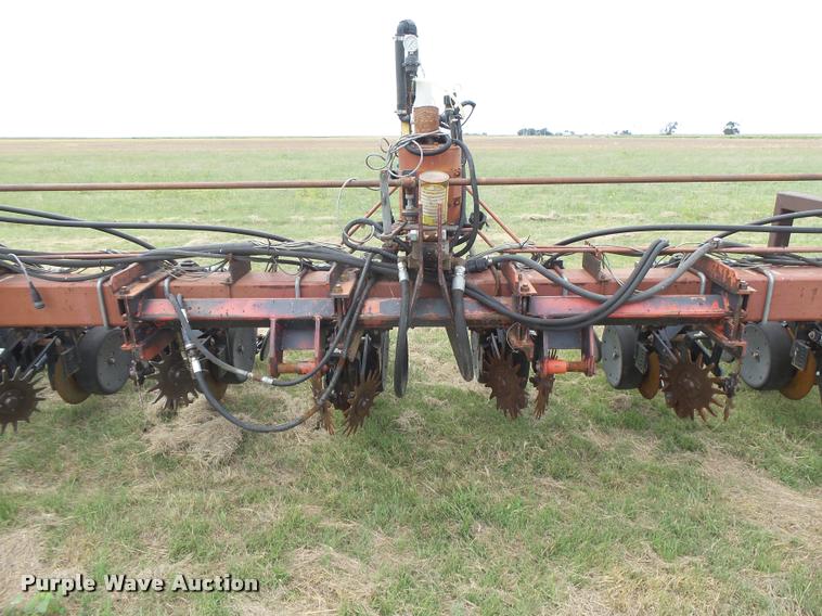 image for item DC3918 (2) International 500 no-till planter