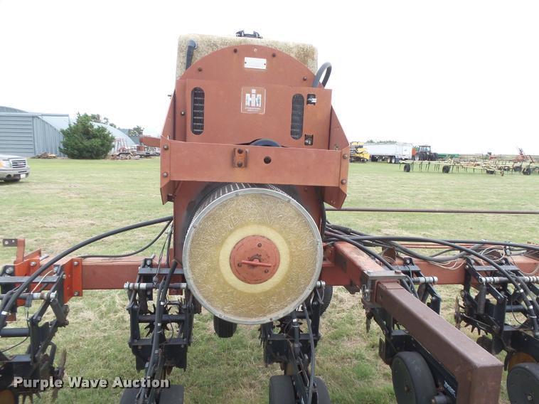 image for item DC3918 (2) International 500 no-till planter
