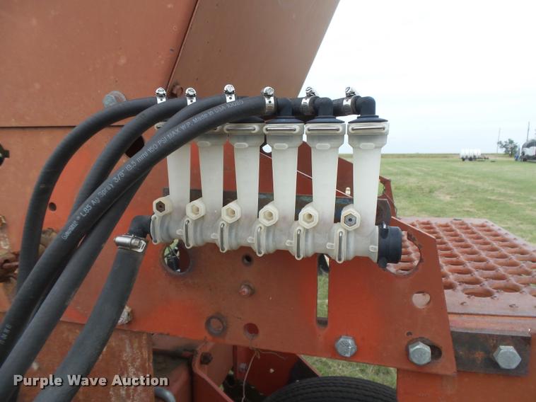 image for item DC3918 (2) International 500 no-till planter