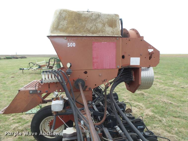image for item DC3918 (2) International 500 no-till planter