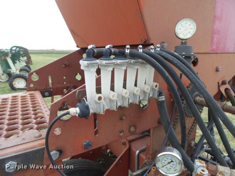 image for item DC3918 (2) International 500 no-till planter