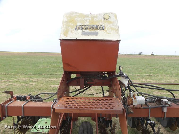 image for item DC3918 (2) International 500 no-till planter